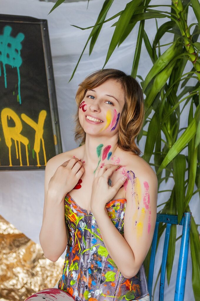 gbc667e78ec8ab142dcc6fd95bf6683650642f294624844ab6ad590c8d42653650c33bf1de2e4423ec3401d2d69f96ffa9915bc1052824df90ce27cad0a61ba9d_1280-5410013 artist, woman, smile, laugh, art, dye, blot, photoshoot in the style of the artist, pretty, smiles